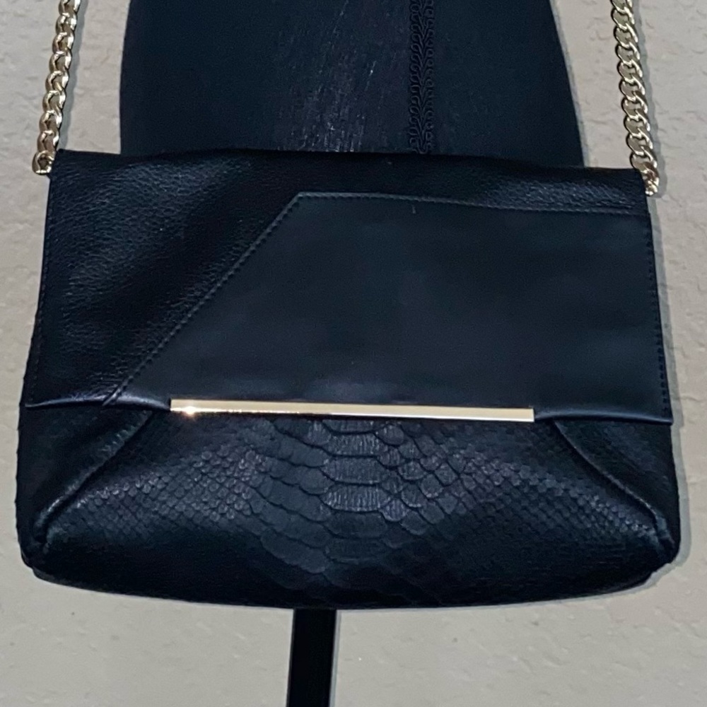 Pour La Victoire black pebble leather crossbody purse - Picture 4 of 9